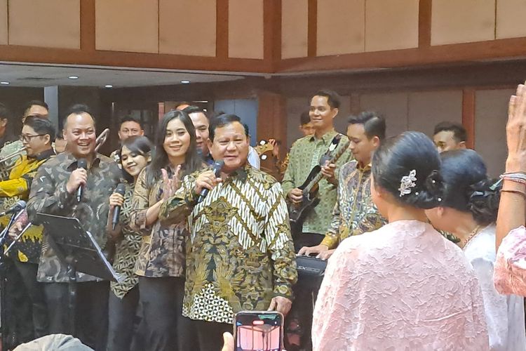 Presiden terpilih untuk periode 2024-2029, Prabowo Subianto, turut memeriahkan acara ulang tahun ke-87 istri Jenderal (Purn) Wismoyo (Sumber foto : Kompas.com)