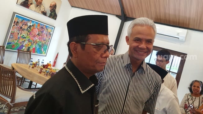 Calon Wakil Presiden, Mahfud MD, menjalin silaturahmi dengan pasangannya dalam kontestasi Pilpres 2024, Ganjar Pranowo, di rumahnya di Tegalsari (Sumber foto : Suara Jogja)