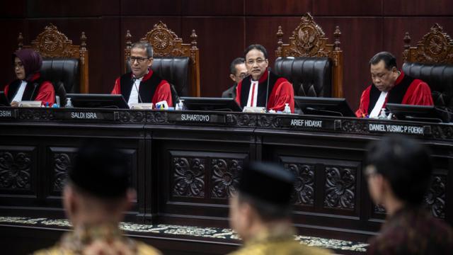 Mahkamah Konstitusi (MK) telah menolak dalil yang diajukan oleh pasangan calon nomor urut 01, Anies Baswedan-Muhaimin Iskandar, terkait penyaluran (Sumber foto : BBC)