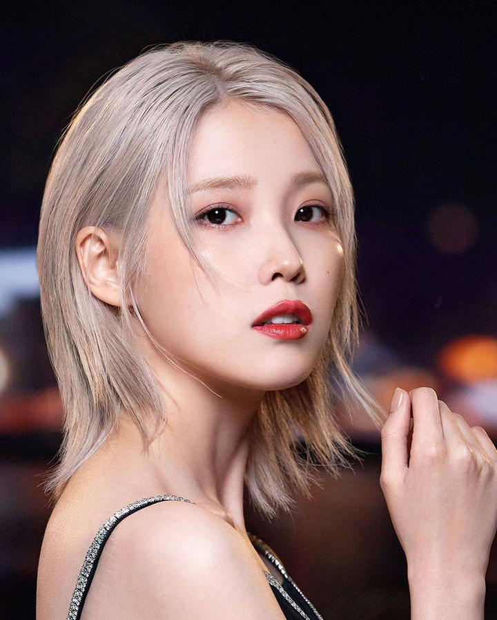 Dunia kecantikan memiliki wajah baru yang memikat, dan kali ini, ia berasal dari Korea Selatan. Penyanyi dan aktris terkenal, IU, telah resmi ditunjuk (Sumber foto : Kumparan)