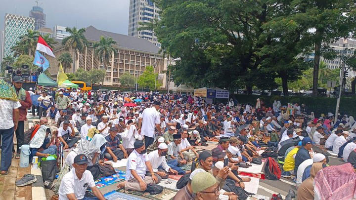 Sebuah aksi demonstrasi yang digelar oleh Gerakan Penegak Kedaulatan Rakyat (GPKR) di kawasan Patung Kuda, Jakarta Pusat pada Jumat (19/4) (Sumber foto : Kumparan)