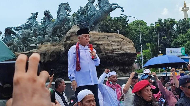 Di tengah kerumunan massa pendukung Paslon 01 dan 03 yang berkumpul di Patung Kuda, Din Syamsuddin, seorang tokoh masyarakat, hadir untuk menyampaikan (Sumber foto : Kumparan)