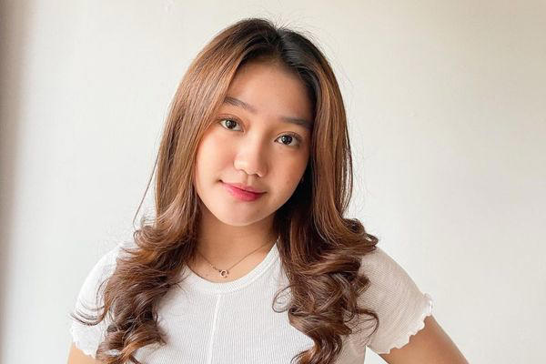 Chandrika Chika, selebgram berusia 21 tahun yang dikenal dengan goyangan khasnya dalam aplikasi TikTok, kembali menjadi bahan perbincangan warganet. (Sumber foto: Popbela)