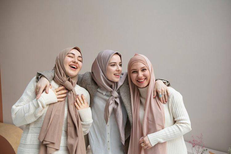 Hijab segi empat, atau yang lebih dikenal sebagai hijab square, tetap menjadi favorit para muslimah meskipun munculnya banyak model jilbab baru (Sumber foto : Kompas)