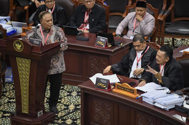 Pakar Hukum Tata Negara dari Universitas Andalas, Feri Amsari, menegaskan bahwa Mahkamah Konstitusi (MK) sebaiknya memanggil Presiden Joko (Sumber foto : Katadata)