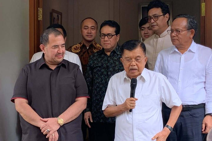 Jusuf Kalla (JK), Wakil Presiden ke-10 dan ke-12 RI yang juga menjabat sebagai Ketua Dewan Masjid Indonesia (DMI), menerima permintaan maaf Pendeta (Sumber foto : Kumparan)