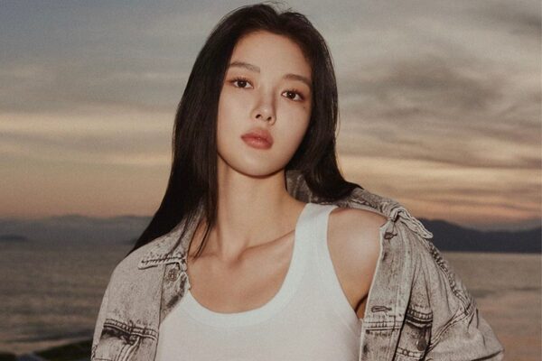 Kim Yoo Jung, bintang muda Korea Selatan yang memiliki bakat akting luar biasa, tidak hanya menghiasi layar kaca dengan kemampuan aktingnya yang (Sumber foto : Popbela)