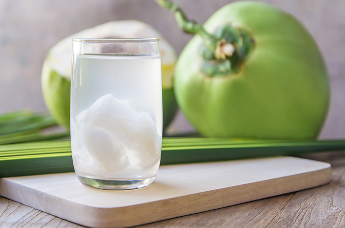 Air kelapa telah lama diakui sebagai minuman sehat yang kaya akan nutrisi, dan manfaatnya pun tidak terkecuali untuk ibu hamil. Sebagai sumber (Sumber foto : Halodoc)