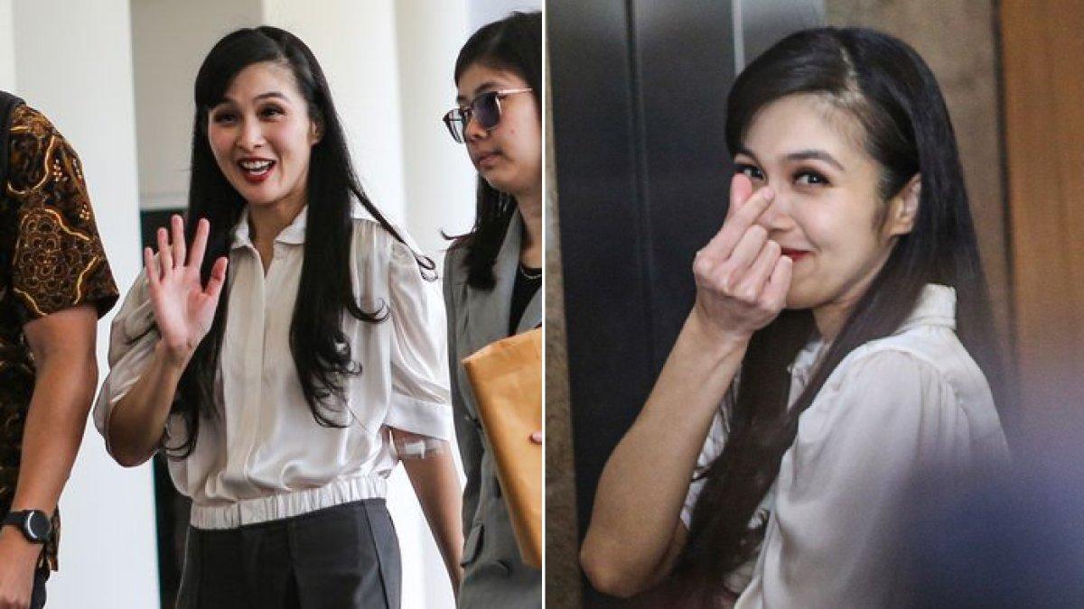 Pada Kamis, tanggal 4 April, Sandra Dewi mengunjungi Kejaksaan Agung RI terkait kasus dugaan korupsi yang melibatkan sang suami, Harvey (Sumber foto : Tribun)