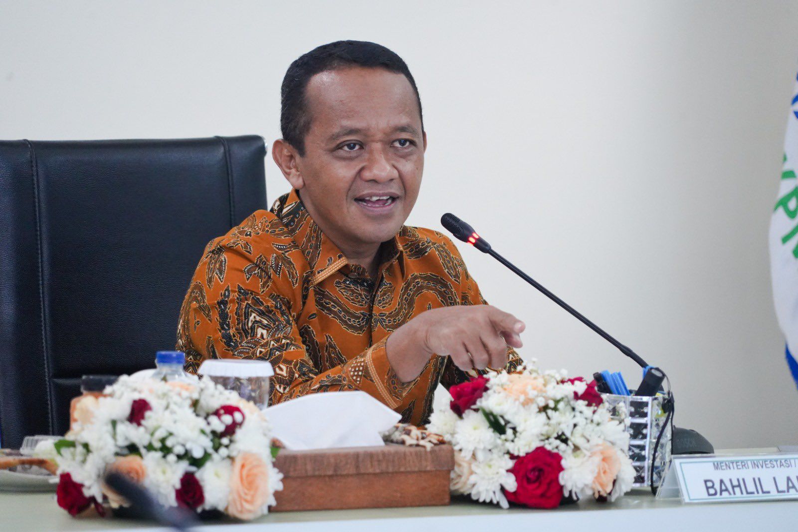 Menteri Investasi, Bahlil Lahadalia, bertemu dengan Presiden Joko Widodo di Istana Kepresidenan Jakarta pada Senin, 8 April 2024, meskipun sedang (Sumber foto : Beritahukum)