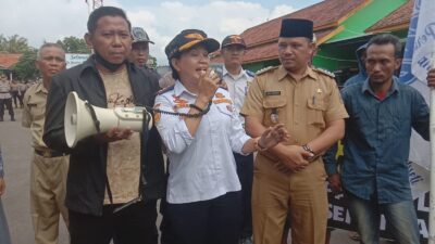 Puluhan warga yang tergabung dalam Persatuan Masyarakat Dukuhseti (Pemandu) menggeruduk Kantor Kecamatan Dukuhseti, Kabupaten Pati pada (Jurnalindo.com)