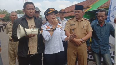 Jalan Tayu-Puncel Rusak Parah, Puluhan Warga Geruduk Kantor Camat Dukuhseti