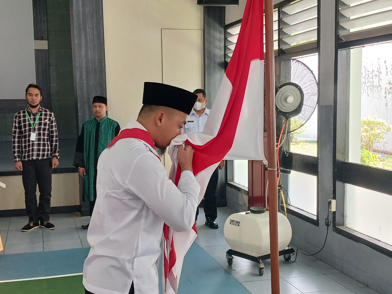 Dua narapidana teroris (napiter) mengucap ikrar setia pada Negara Kesatuan Republik Indonesia (NKRI) di Lembaga Pemasyarakatan (Lapas) Kelas IIB (Jurnalindo.com)