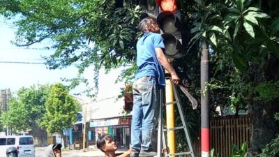 Menindaklanjuti aduan dari masyarakat terkait beberapa lampu lalu lintas (bangjo) yang tertutup ranting pohon. Dinas Perhubungan (Dishub) Kabupaten (Jurnalindo.com)