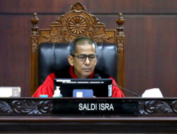 Hakim MK Saldi Isra Tanyakan Pertimbangan Kunjungan Kerja Presiden Jokowi dalam Sidang Sengketa Pilpres