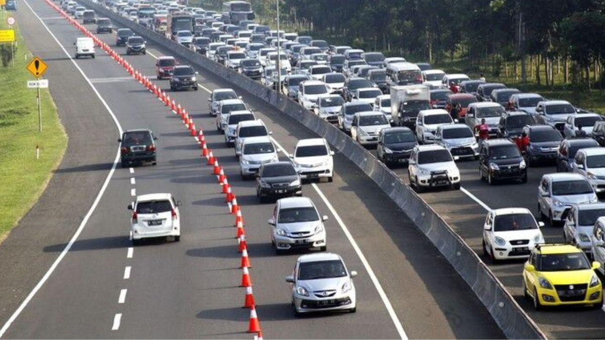 Pemudik yang akan melintas dalam kondisi skema contra flow di jalan tol dianjurkan untuk lebih waspada dan berhati-hati. Meskipun rekayasa lalu lintas (Sumber foto: Momobil)