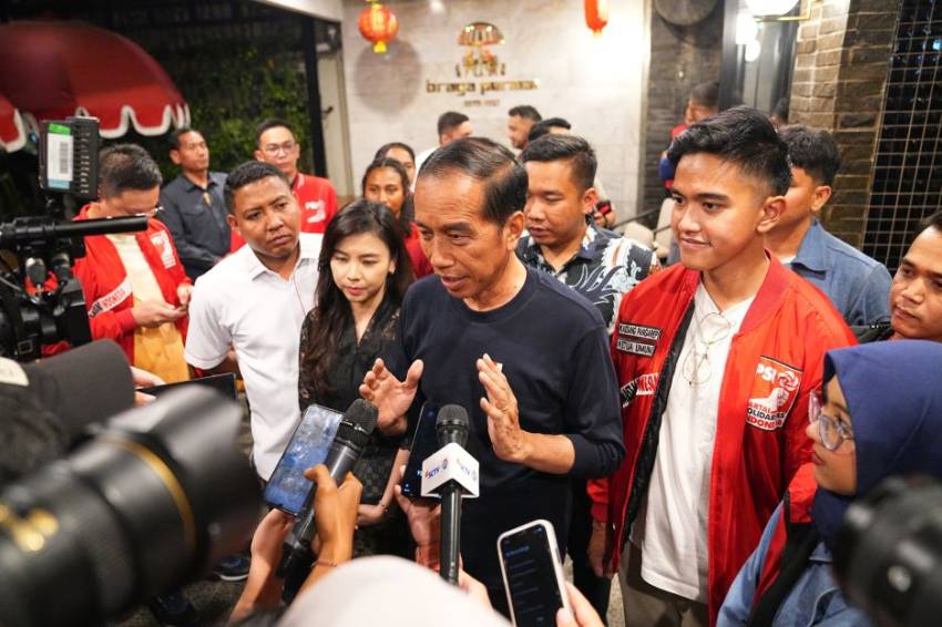 Presiden Joko Widodo (Jokowi) dan putranya, Gibran Rakabuming Raka, telah mengambil langkah mengejutkan dengan meninggalkan Partai (Sumber foto : SindoNews)