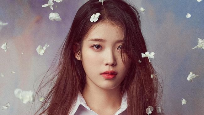 Penyanyi Korea Selatan, IU, akan segera menggelar konser bertajuk "H.E.R World" di Indonesia, tepatnya di ICE BSD, pada tanggal 27 dan 28 April 2024 (Sumber foto : CNN)