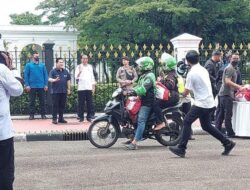 Presiden Jokowi Bagikan Paket Sembako di Depan Istana Merdeka
