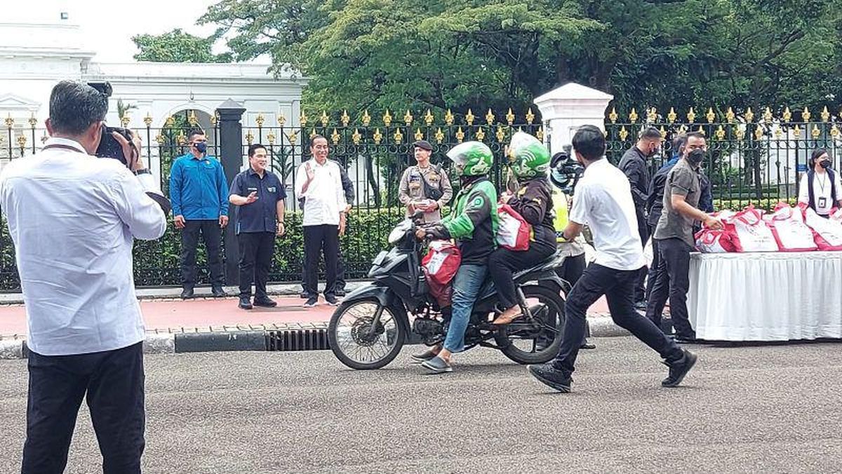 Presiden Joko Widodo menyelenggarakan acara pembagian paket sembako di depan Istana Merdeka pada Senin (8/4/2024), tepatnya di Jalan Medan (Sumber foto : Detik.com)