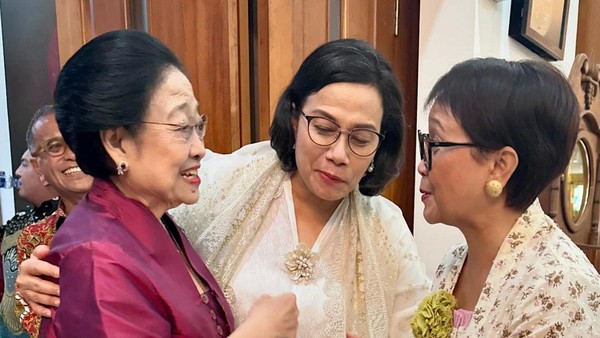 Menteri Keuangan Sri Mulyani melaksanakan kunjungan ke Ketua Umum PDI Perjuangan Megawati Soekarnoputri di kediamannya di Jalan Teuku Umar (Sumber foto: Detik.com)