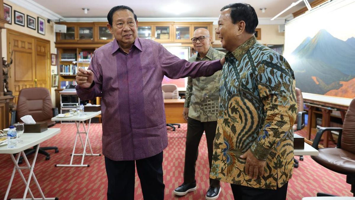 Kehadiran Prabowo Subianto, calon presiden terpilih, di kediaman mantan Presiden ke-6, Susilo Bambang Yudhoyono (SBY), di Cikeas, Kabupaten Bogor, (Sumber foto : Detik.com)