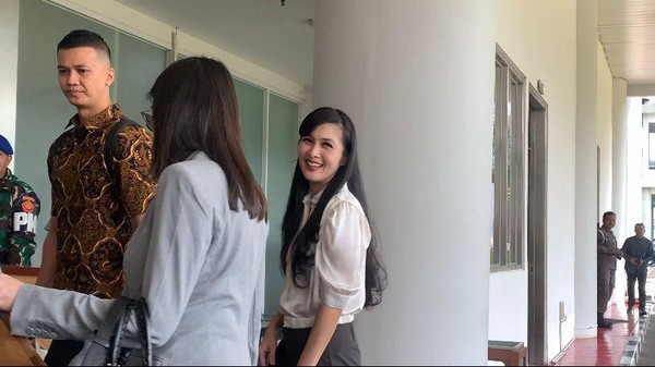 Sandra Dewi, artis terkenal di Indonesia, menjalani panggilan dari Kejaksaan Agung (Kejagung) terkait kasus dugaan korupsi tata niaga komoditas timah (Sumber foto : Detik.com)