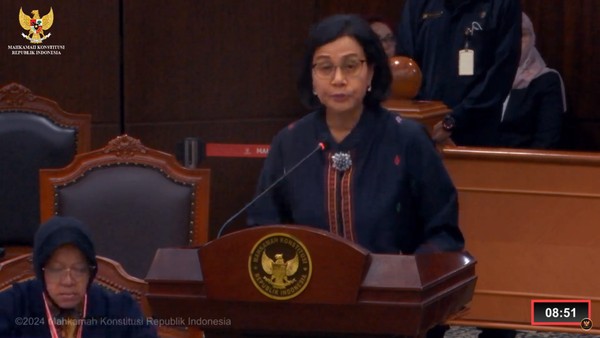 Dalam sidang sengketa Pilpres 2024 di Mahkamah Konstitusi (MK), Wakil Ketua MK Saldi Isra memimpin serangkaian pertanyaan kepada empat menteri (Sumber foto : DetikNews)