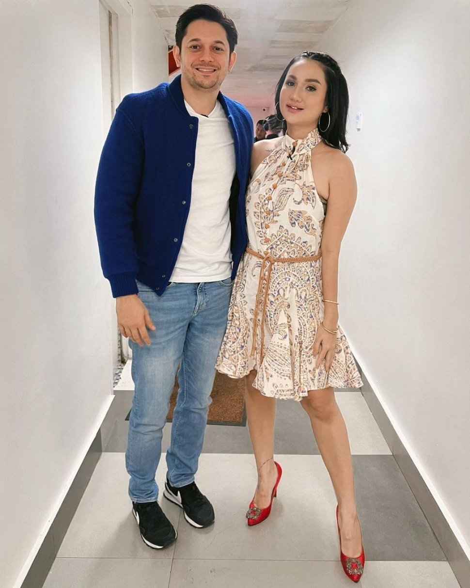 Sosok aktor Andrew Andika kini tengah menjadi perbincangan hangat di kalangan netizen. Pasalnya, Tengku Dewi, sang istri, mengungkapkan tabiat (Sumber foto; Suara.com)