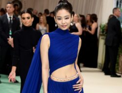 Jennie Kim dari BLACKPINK Memukau di Met Gala 2024 dengan Gaun Alaïa Biru Kobalt