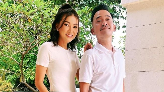 Pasangan selebriti Sarwendah dan Ruben Onsu kembali menjadi perbincangan hangat. Kali ini, rumor mengenai potensi perceraian mereka menjadi (Sumber foto : Suara.com)