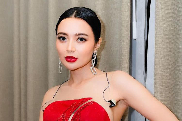 Wika Salim, pedangdut yang tak hanya dikenal dengan bakatnya dalam dunia tarik suara, namun juga gaya busananya yang selalu mencuri perhatian. (Sumber foto : Grid.id)