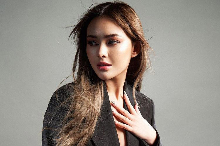 Pemotretan terbaru Amanda Manopo kembali memikat perhatian netizen di media sosial. Tampaknya, kecantikan selebriti ini dan balutan busana branded (Sumber foto: Grid.id)