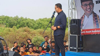 Mantan Gubernur DKI Jakarta, Anies Baswedan, memamerkan pencapaiannya selama menjabat dengan membangun lapangan sepak bola berstandar FIFA (Suimber foto ; Kompas.com)