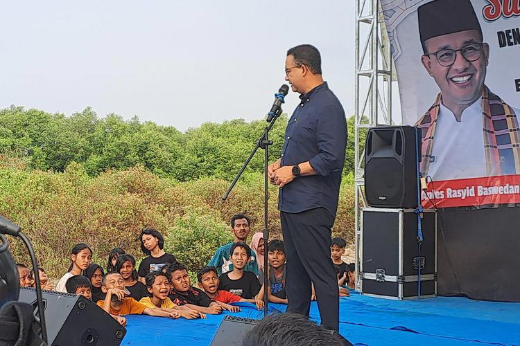 Mantan Gubernur DKI Jakarta, Anies Baswedan, memamerkan pencapaiannya selama menjabat dengan membangun lapangan sepak bola berstandar FIFA (Suimber foto ; Kompas.com)