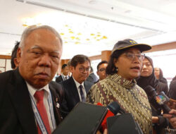 Momen Menteri Keuangan Sri Mulyani Mengenakan Topi Legendaris Menteri PUPR Basuki Hadimuljono Jadi Sorotan