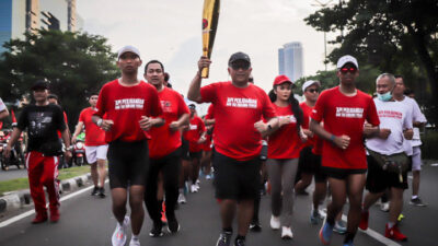 Sekretaris Jenderal PDIP, Hasto Kristiyanto, bersama rombongan pembawa 'Obor Api Perjuangan', melintasi kawasan Kemayoran, Jakarta, pada Kamis (Sumber foto : Kumparan)