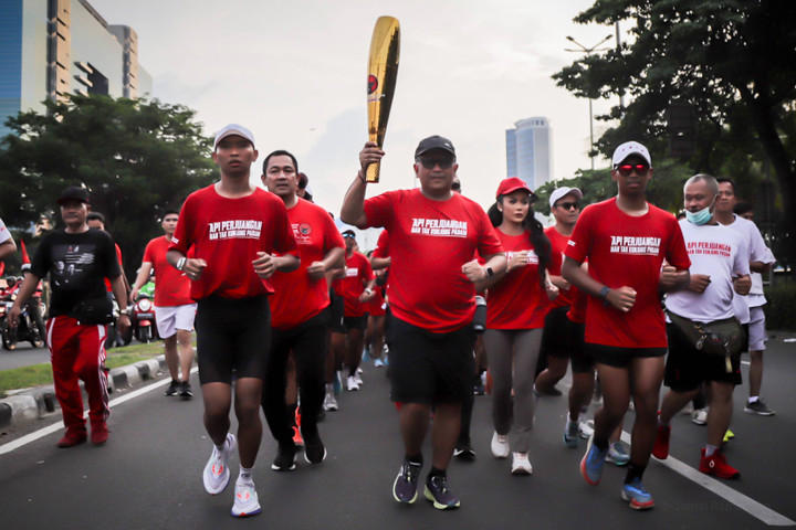 Sekretaris Jenderal PDIP, Hasto Kristiyanto, bersama rombongan pembawa 'Obor Api Perjuangan', melintasi kawasan Kemayoran, Jakarta, pada Kamis (Sumber foto : Kumparan)