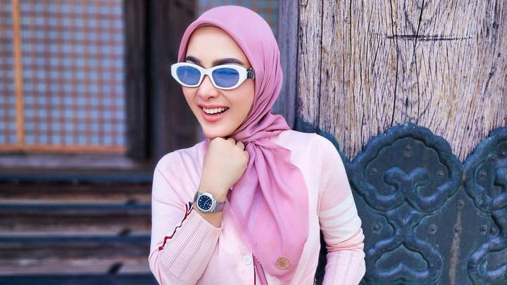 Penyanyi ternama Indonesia, Syahrini, tengah menjadi sorotan publik setelah kabar tentang kehamilannya menjadi perbincangan hangat di media sosial (Sumber foto ; Kumparan)