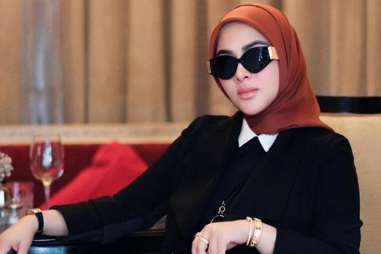 Kabar gembira datang dari pasangan selebriti Syahrini dan Reino Barack. Setelah spekulasi yang beredar, akhirnya terungkap bahwa Syahrini tengah (Sumber foto; Nakita.id)