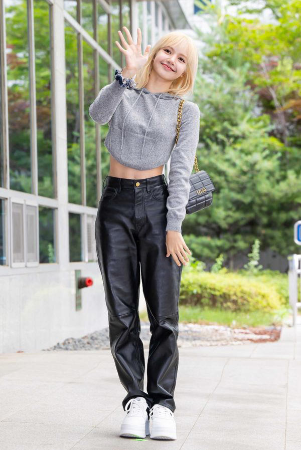 Siapa yang tidak kenal dengan Lisa 'BLACKPINK' dan gaya stylish-nya? Sebagai salah satu ikon mode dunia, Lisa tidak hanya memukau dengan padu-padan (Sumber foto; Popbela)
