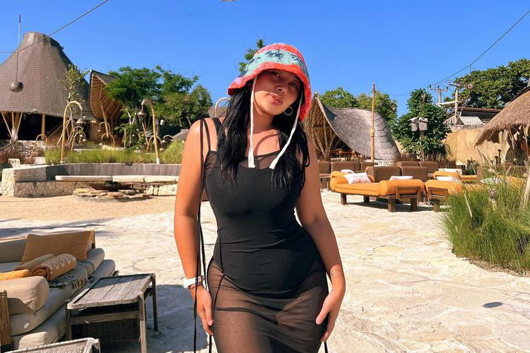 Mutia Ayu kembali menarik perhatian publik dengan penampilan seksinya saat berlibur di Bali. Dalam sebuah foto yang diunggah di Instagramnya (Sumber foto ; Stylo)