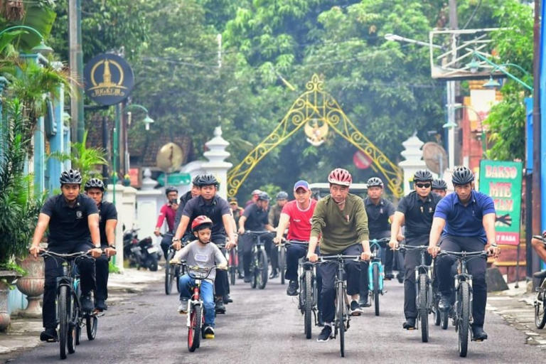 Presiden Joko Widodo (Jokowi) menghabiskan akhir pekannya di Yogyakarta bersama dua cucunya, Jan Ethes Srinarendra dan La Lembah Manah (Sumber foto : Bisnis.com)