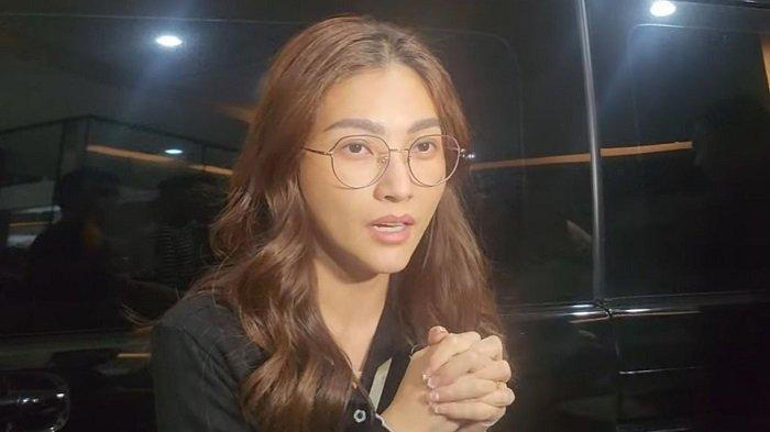 Kabar mengejutkan datang dari pasangan selebriti Ruben Onsu dan Sarwendah. Rumah tangga mereka dikabarkan berada di ujung tanduk. (Sumber foto : Tribun Medan)