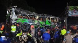 Kecelakaan tragis yang menimpa rombongan siswa SMK Lingga Kencana, Depok, Jawa Barat, di Subang pada Sabtu (11/5/2024) malam, telah meninggalkan (Sumber foto : Tribun Manado.com)