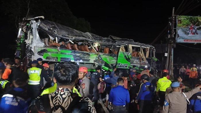 Kecelakaan tragis yang menimpa rombongan siswa SMK Lingga Kencana, Depok, Jawa Barat, di Subang pada Sabtu (11/5/2024) malam, telah meninggalkan (Sumber foto : Tribun Manado.com)