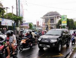 Arus Lalu Lintas Tersendat di Simpang Empat Gramedia Jogja Akibat Lampu Bangjo Mati