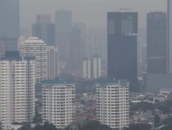 Kualitas Udara Jakarta Masuk Kategori Tidak Sehat, Cuaca Berkabut di Jumat Pagi