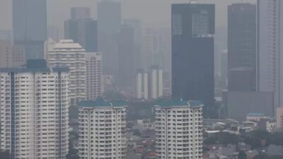 Kualitas Udara Jakarta Masuk Kategori Tidak Sehat, Cuaca Berkabut di Jumat Pagi