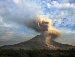 Gunung Ruang di Sulawesi Utara Kembali Erupsi: Fenomena Petir Vulkanik di Malam Hari